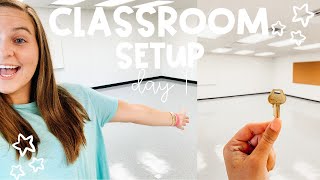 CLASSROOM SETUP DAY 1  VLOG  First Year 5th Grade Teacher [upl. by Magnus]