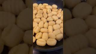 VEGAN Erdnuss GNOCCHI mit Brokkoli  15 Minuten  Shorts [upl. by Anelrahc]