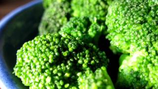 Broccoli kochen Basic Rezept Gemüse kochen einfachKochen mit Brokkoli [upl. by Bonina343]