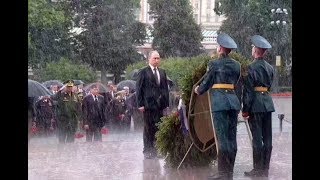 Putin braves rain to honor WWII victims [upl. by Chor]