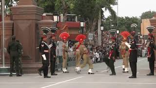 Смена караула На границе Индии и Пакистана Wagah Border Pakistan  India [upl. by Cudlip]